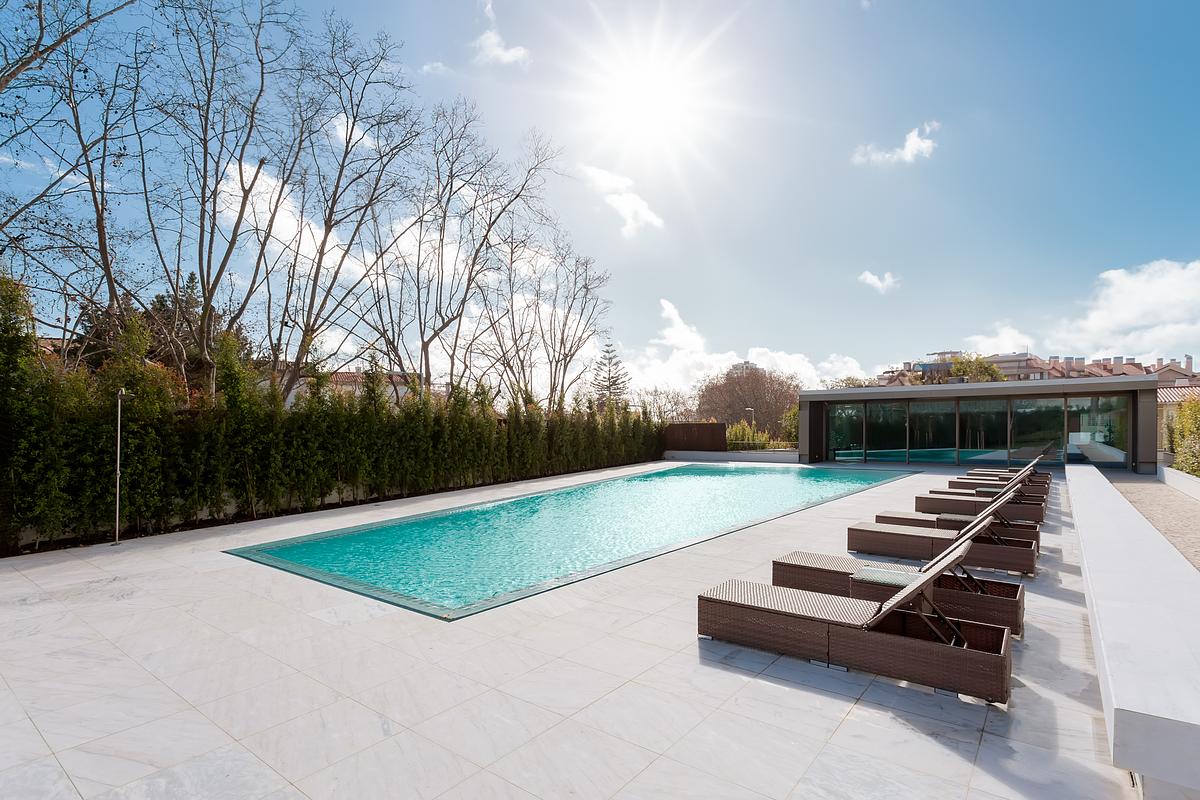 Piscina exterior do condom&iacute;nio de luxo Legacy Residences Cascais