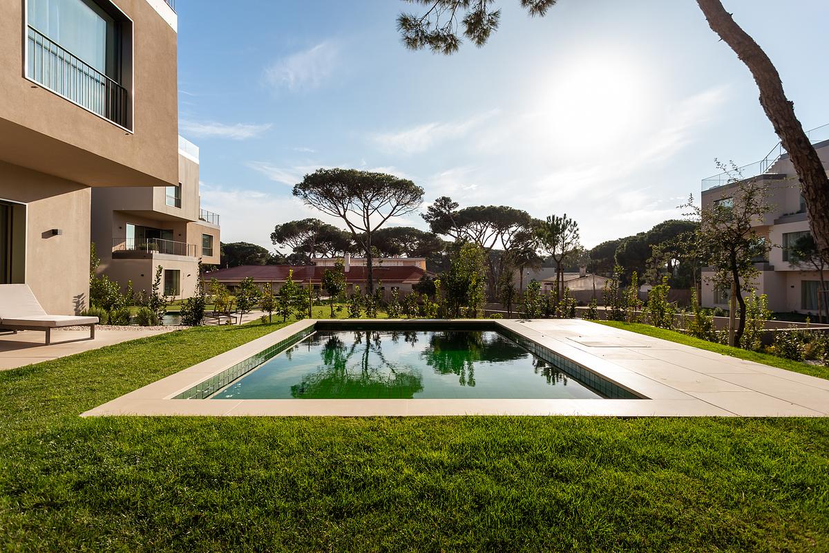 Fotografia de arquitectura dos espa&ccedil;os exteriores do Marinha Prime integrados na paisagem da Quinta da Marinha