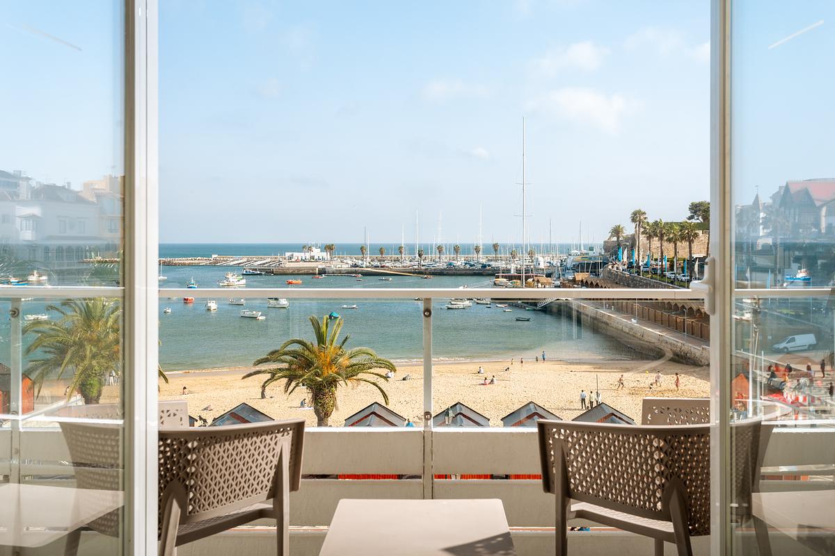 Varanda de quarto do Hotel Ba&iacute;a Cascais com vista para o mar &ndash; fotografia de hotelaria