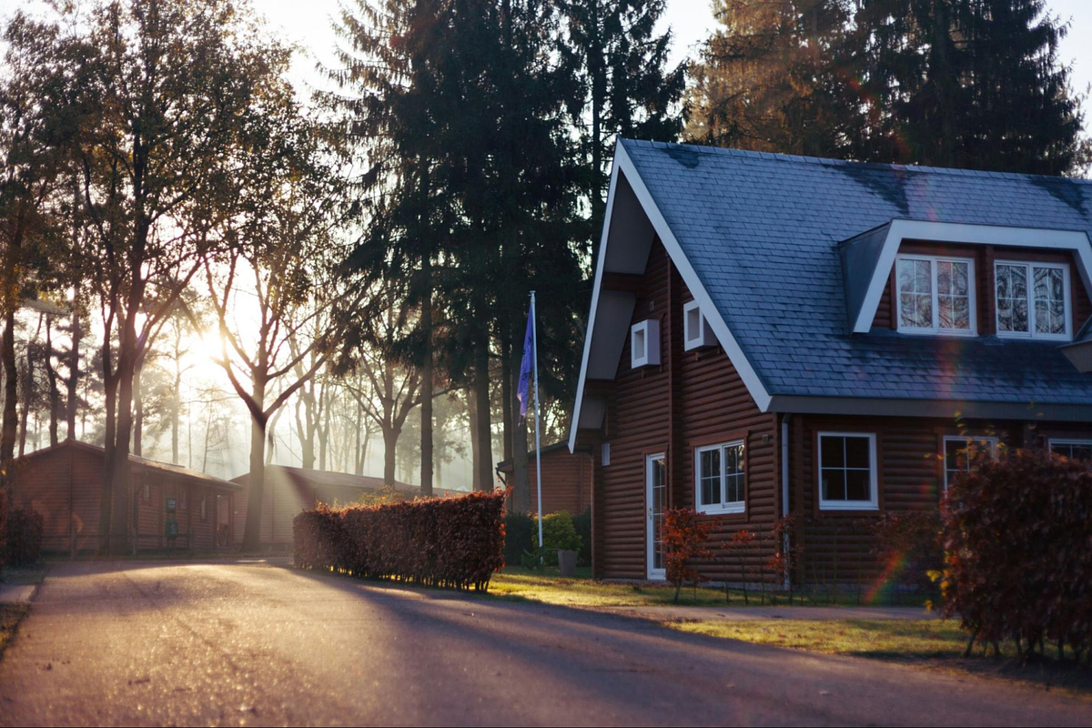 une maison au soleil du matin