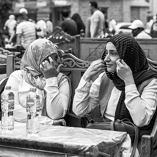 Portraits de jeunes femmes en terrasse au Caire en Egypte