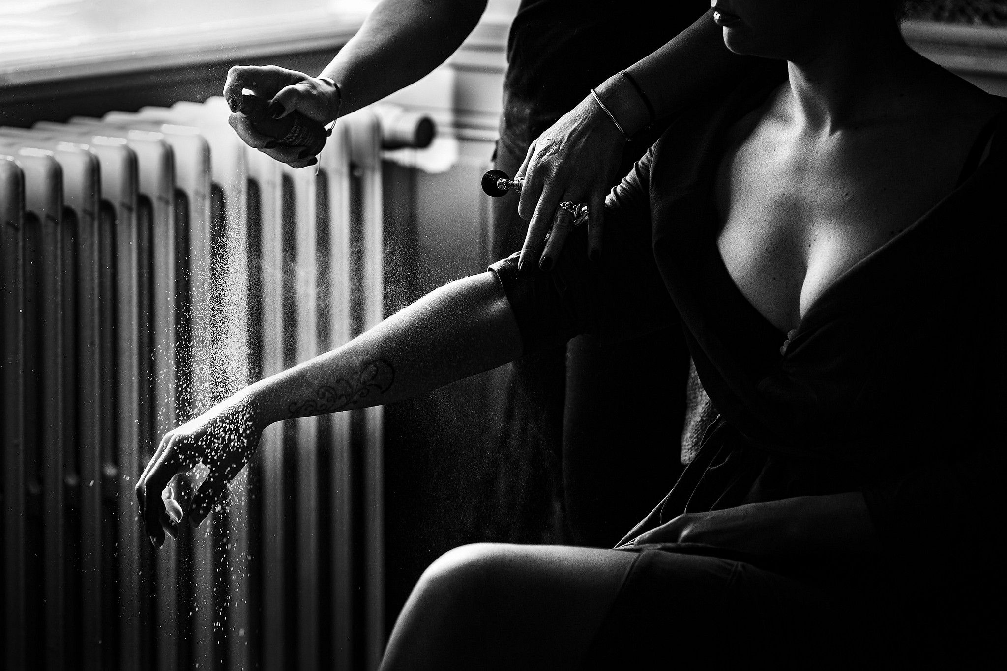 Portrait d'une mari&eacute;e durant les pr&eacute;paratifs qui essaie son parfum captur&eacute; par S&eacute;bastien CLAVEL photographe de Mariage &agrave; Lyon et Gen&egrave;ve