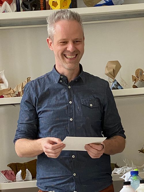 Dag, ik ben Steve De Clercq, Belgisch origami artiest en leerkracht.