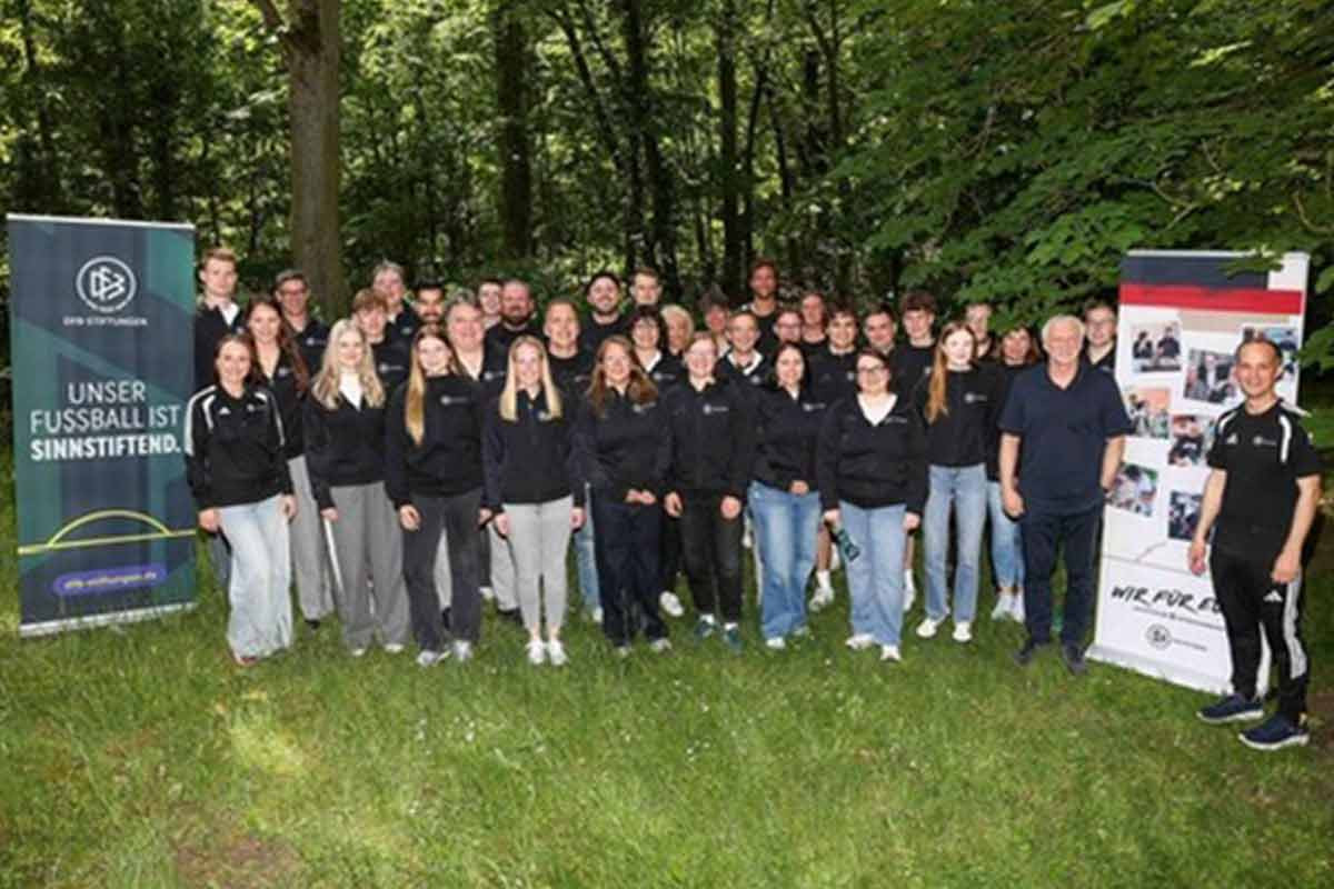 Gruppenfoto aller Teilnehmer mit Rudi Völler