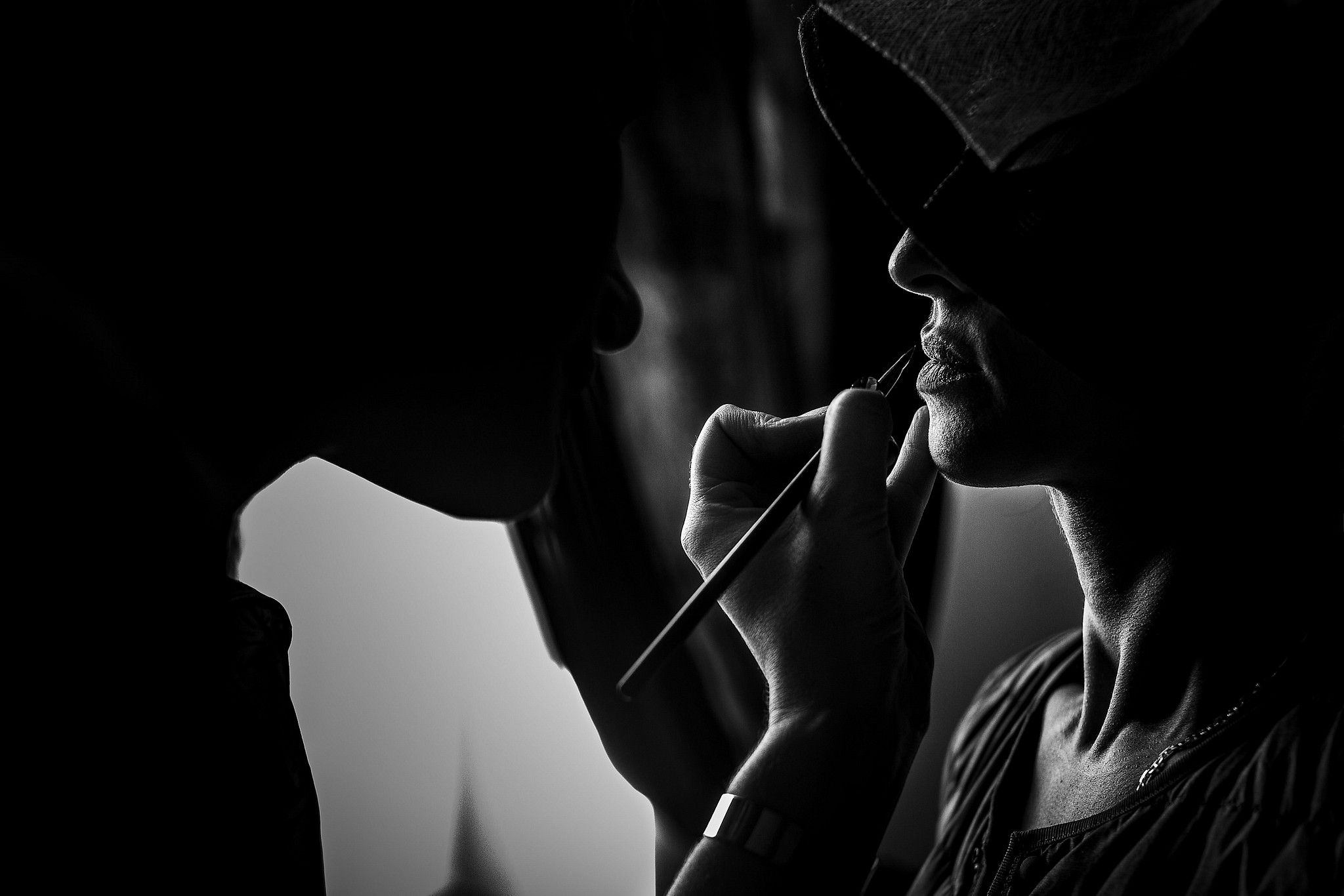 Portrait de la mari&eacute;e qui se fait maquiller. Image en noir et blanc captur&eacute; par S&eacute;bastien CLAVEL photographe de Mariage &agrave; Lyon et Gen&egrave;ve