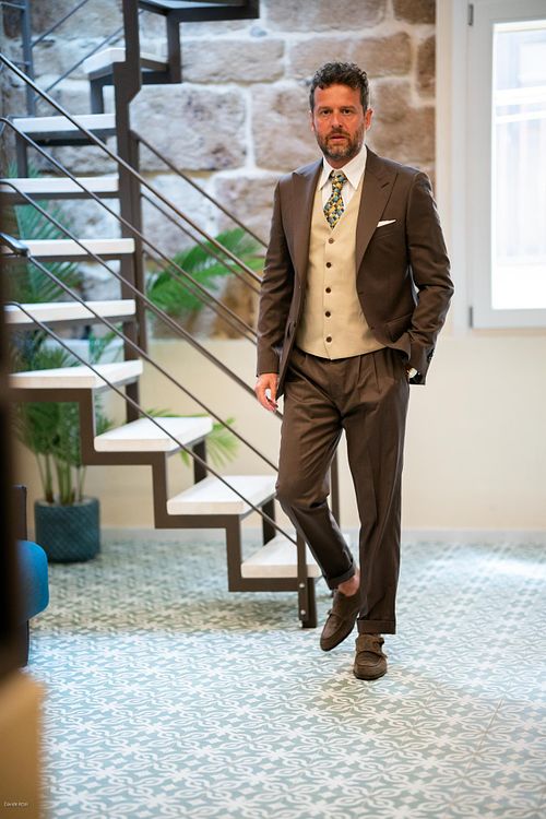 "sposo ritratto intero con abito marrone"