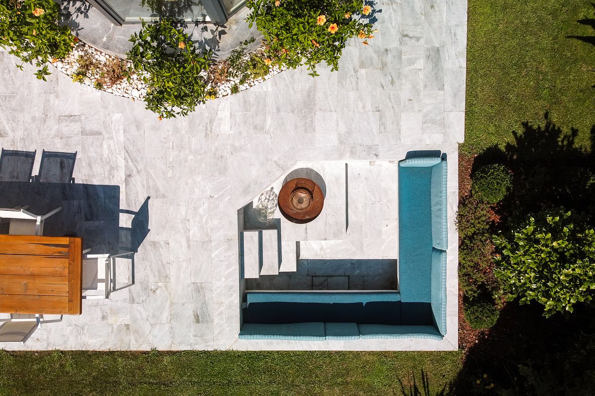 Zona social exterior de moradia V3 na Quinta da Marinha em Cascais integrada no jardim