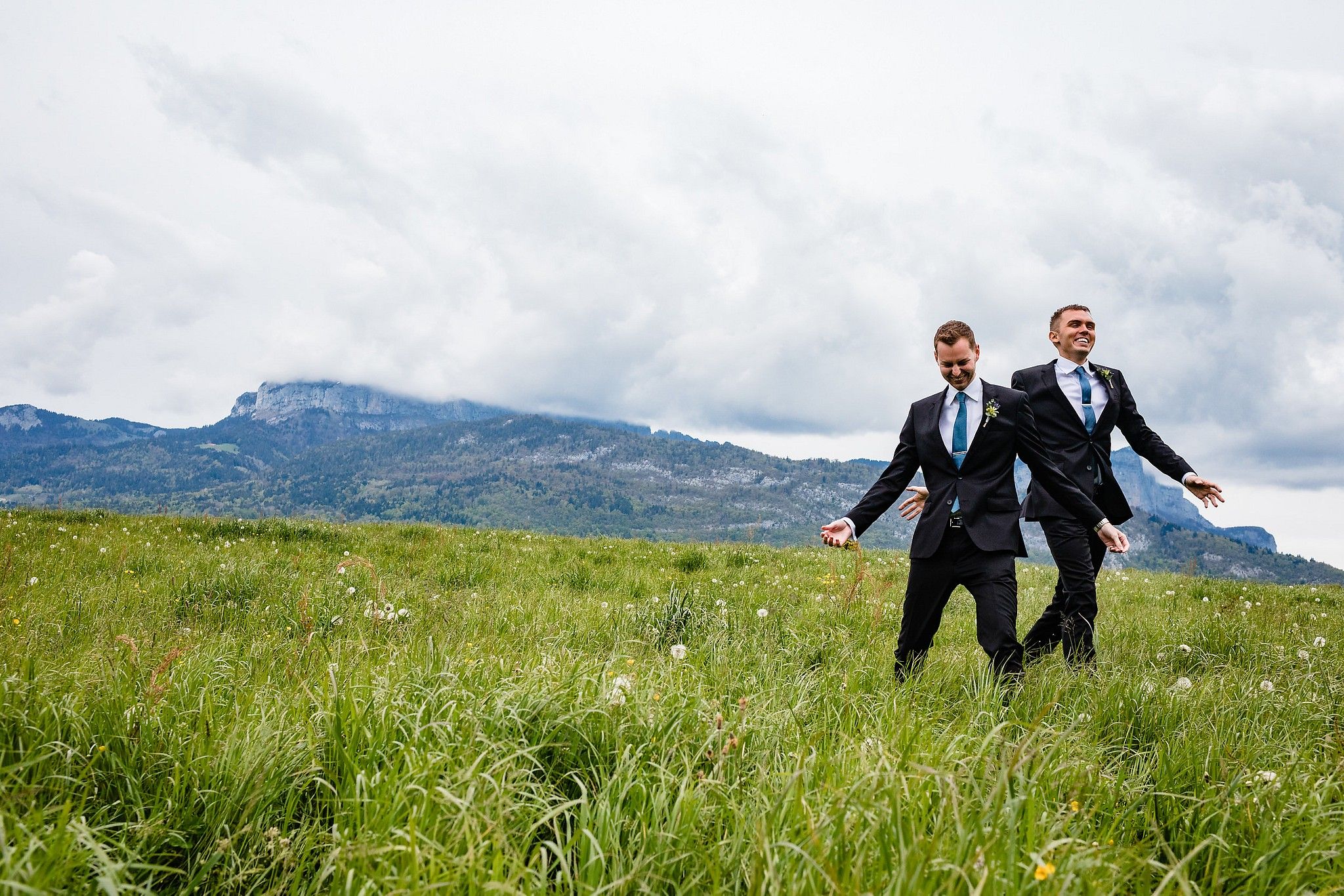 Portrait de couple hommes gay qui courent dans un champ captur&eacute; par S&eacute;bastien CLAVEL photographe de Mariage &agrave; Lyon et Gen&egrave;ve