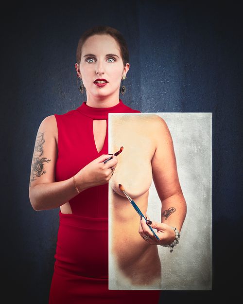 Photographie fine art d'une femme en robe rouge tenant un cadre représentant son propre corps nu qu'elle peint, illustrant l’auto-représentation, la construction identitaire et la dualité apparence/intimité — œuvre de Pascal Yennis, Namur, Belgique.