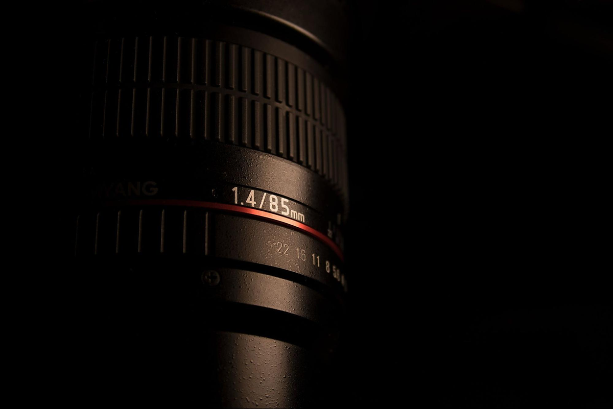 Lente de câmera DSLR em fundo preto