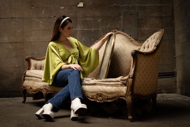 kobieta siedząca na kanapie w pokoju