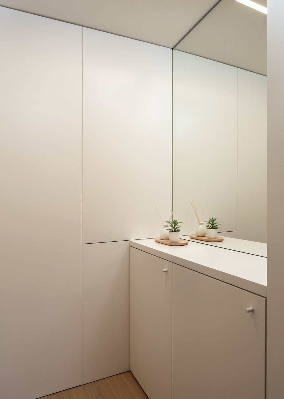 Fotografia de no Apartamento Reabilitado na Av. Roma, Lisboa, projeto do ATELIÊ 22.