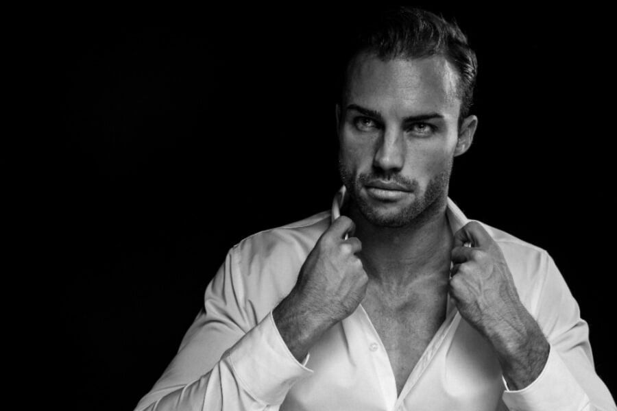 Foto in bianco e nero di un modello maschile