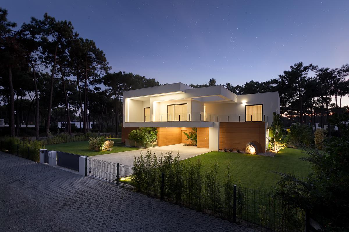 Fotografia noturna de moradia contempor&acirc;nea na Herdade da Aroeira com ilumina&ccedil;&atilde;o arquitet&oacute;nica