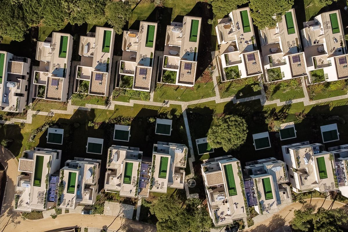 Imagem a&eacute;rea com drone da implanta&ccedil;&atilde;o arquitect&oacute;nica do Marinha Prime na Quinta da Marinha