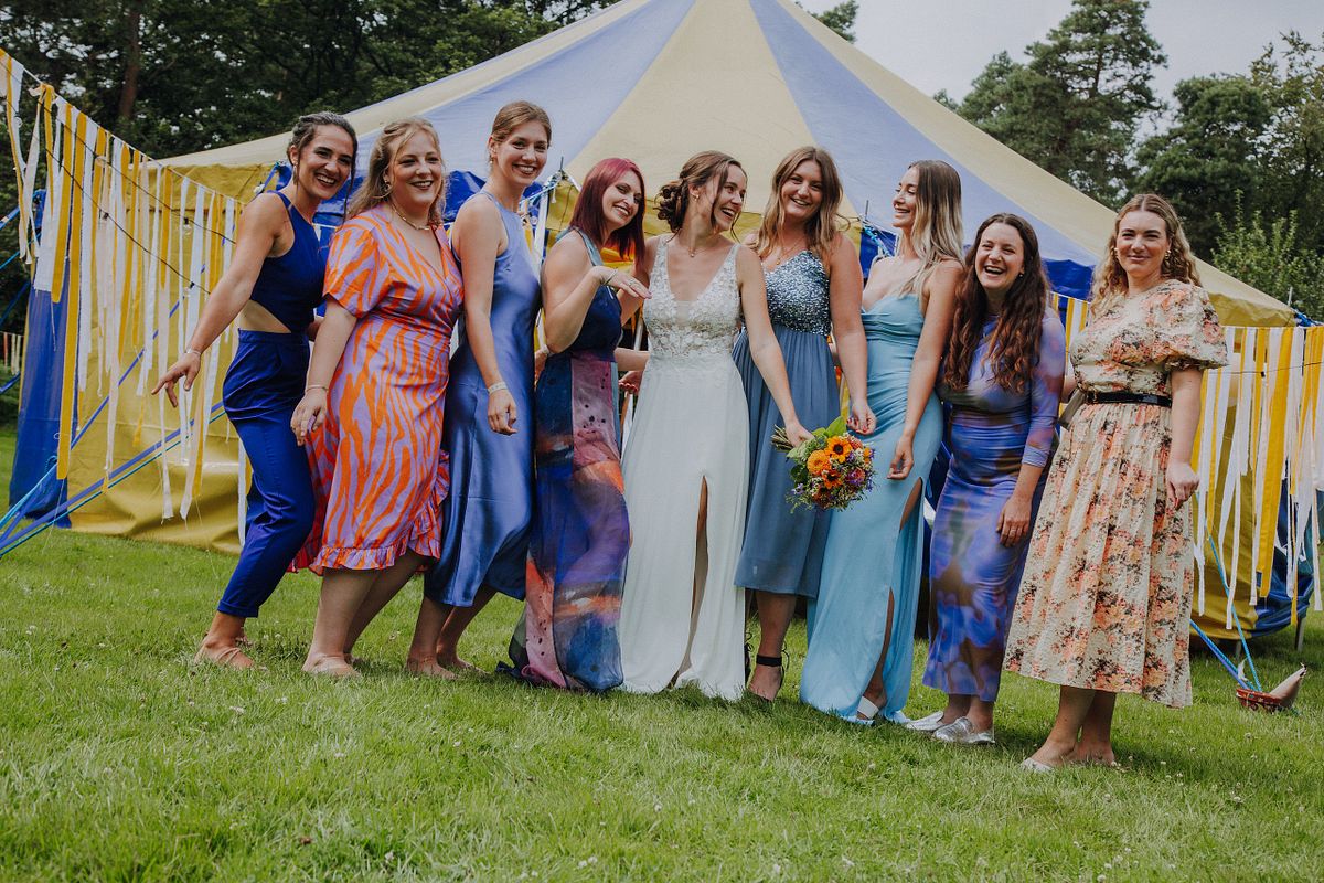 Die Braut mit ihren Brautjungfern und Freundinnen, lachender Gruppenmoment oder Umarmung, unvergessliche Hochzeitsreportage in K&ouml;ln.