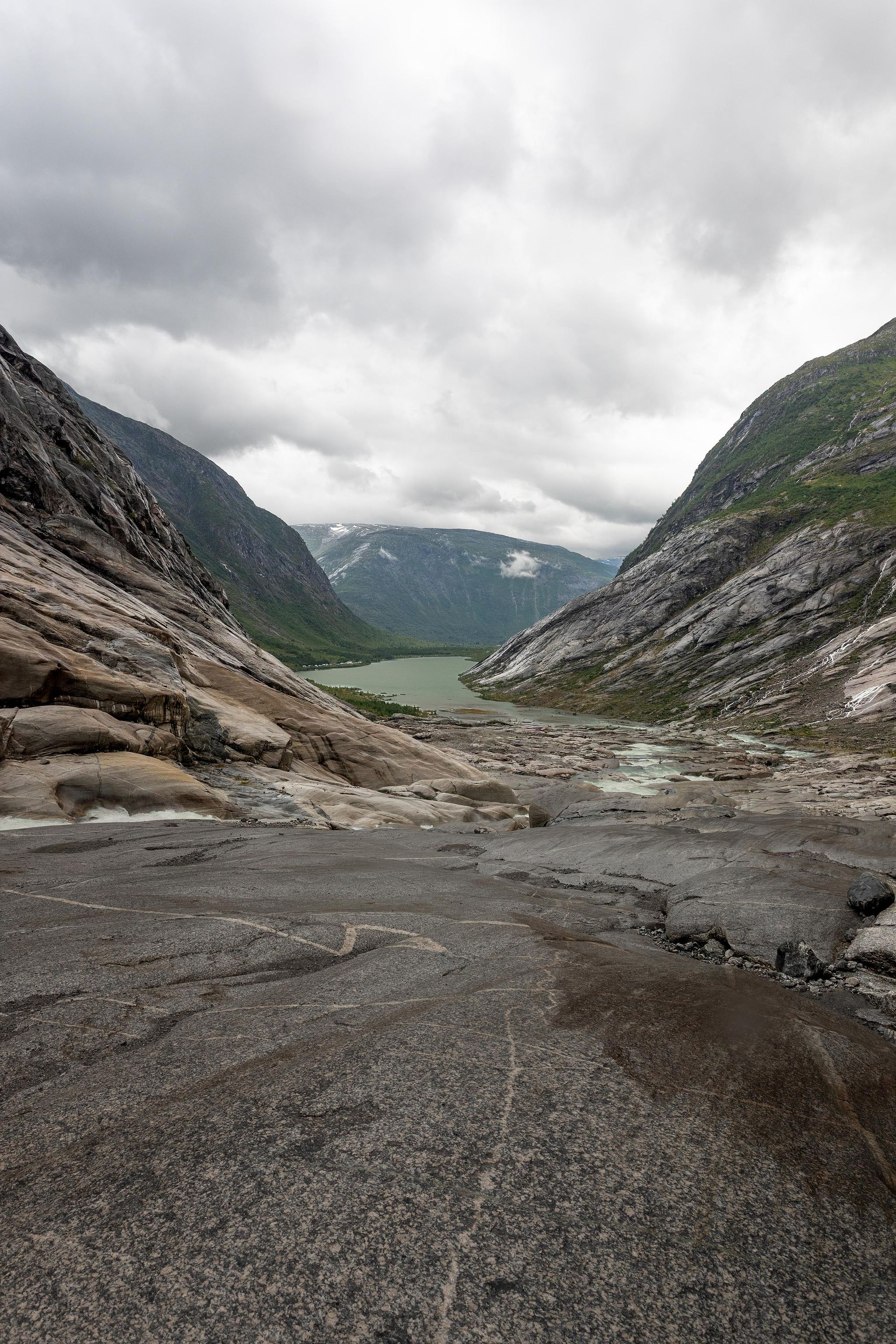 Sol rocheux nordique menant vers le relief.