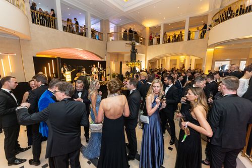 Live band performance and glamorous crowd at Bundespresseball 2024 in Berlin.