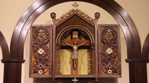 Closeup showing the carving on the doors flanking the Savior in the Altarpiece