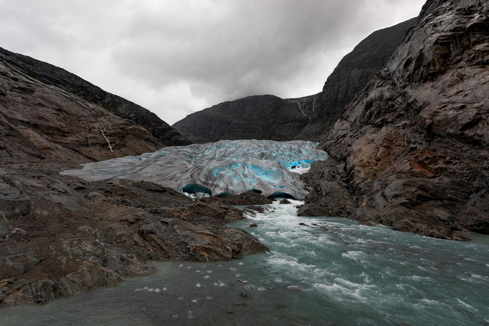 Torrent sur dalles rocheuses, détails de surface.