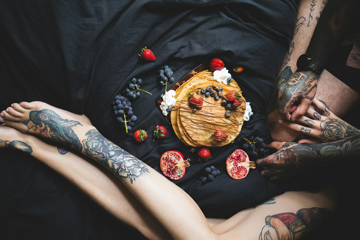 Una gamba tatuata su sfondo nero