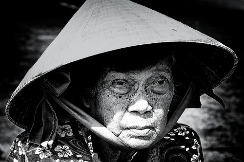Portrait d'une femme pris en photo de rue à Sapa au Vietnam