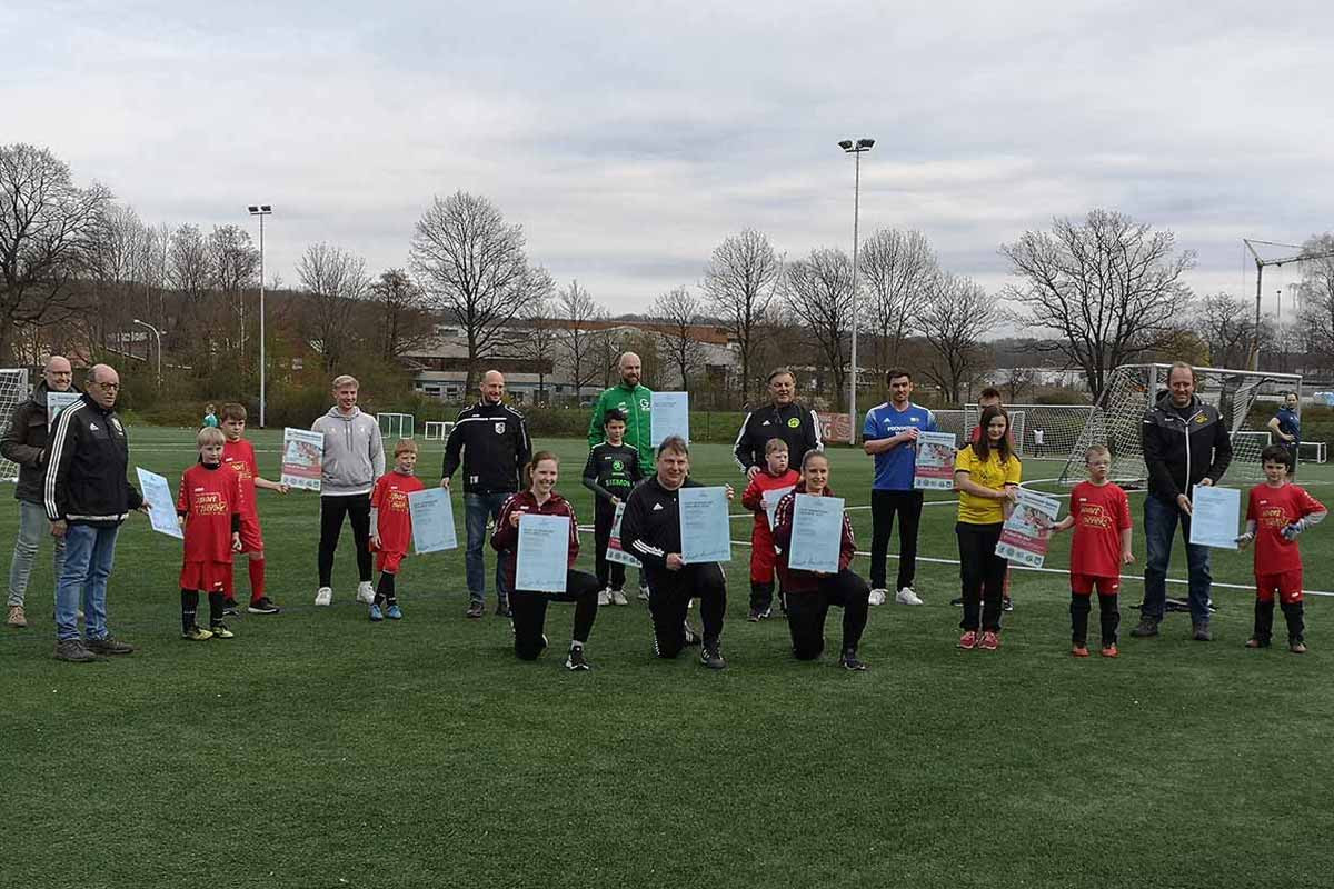 Ibbenbürener Kickers überreichen Sepp-Herberger-Urkunden und Werbeplakate an örtliche Vereine.