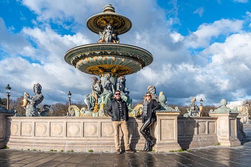 smiling-couple-louvre