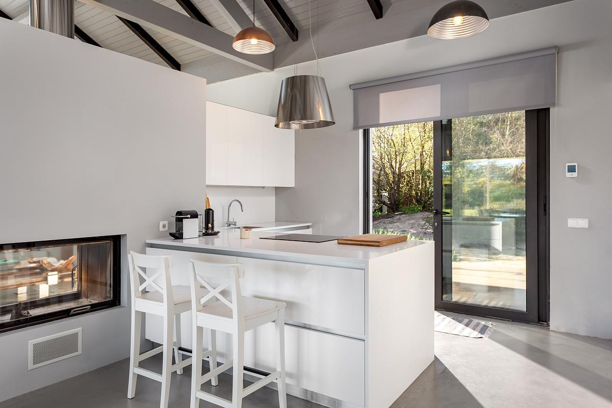 Fotografia de interiores de moradia T3 na Comporta com luz natural e homestaging