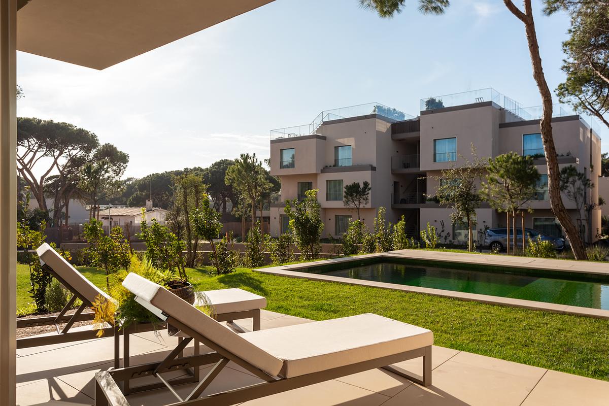 Fotografia de arquitectura dos espa&ccedil;os exteriores do Marinha Prime integrados na paisagem da Quinta da Marinha