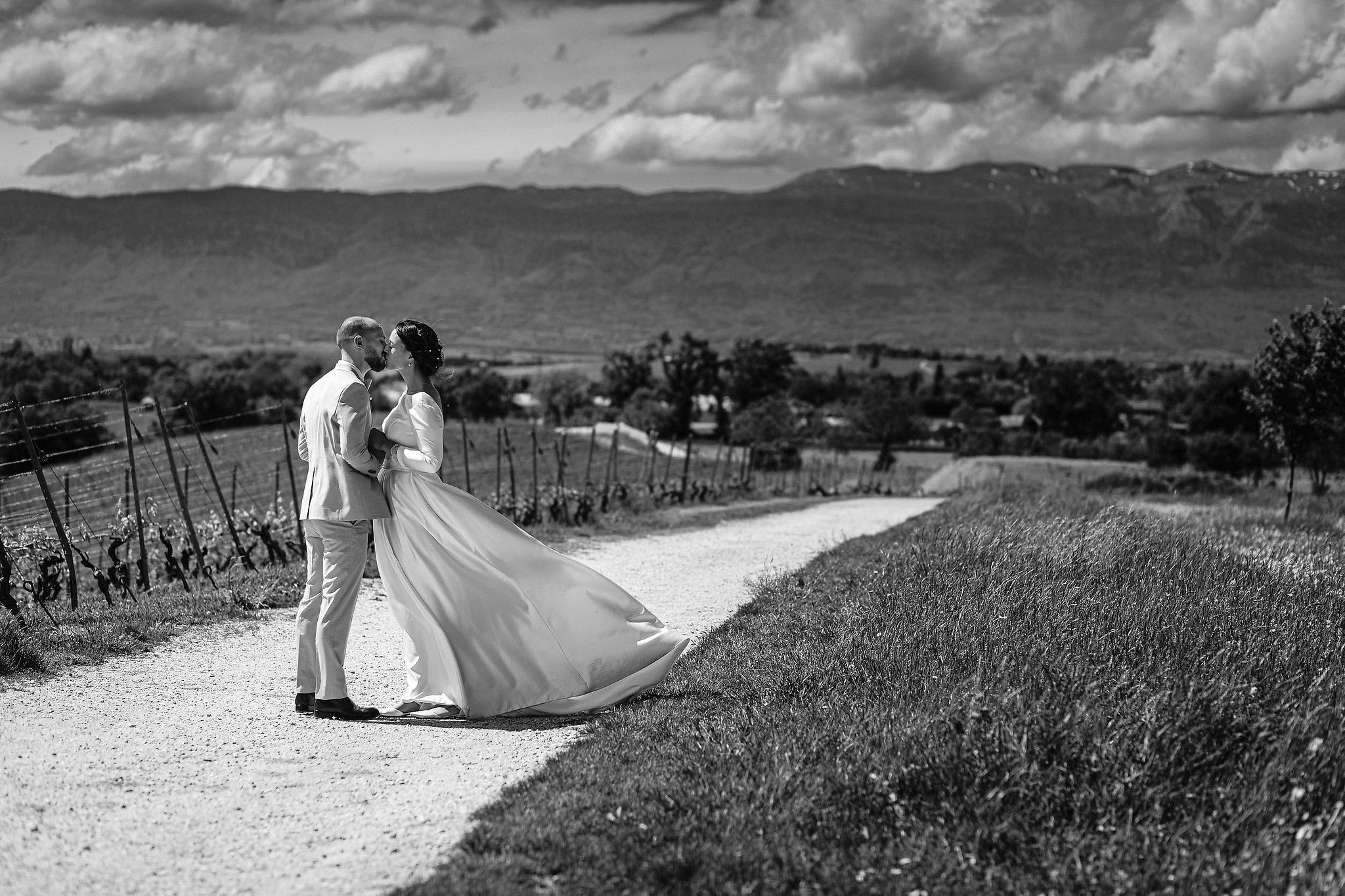 Portrait Couple de mari&eacute;s qui s'embrassent dans la campagne suisse captur&eacute; par S&eacute;bastien CLAVEL photographe de Mariage &agrave; Lyon et Gen&egrave;ve