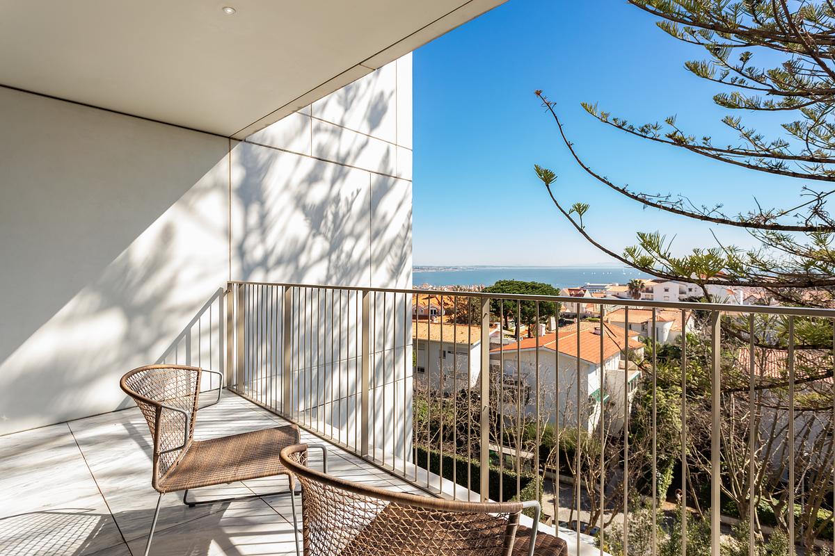 Varanda de apartamento T4 de luxo no Legacy Residences Cascais com vista mar