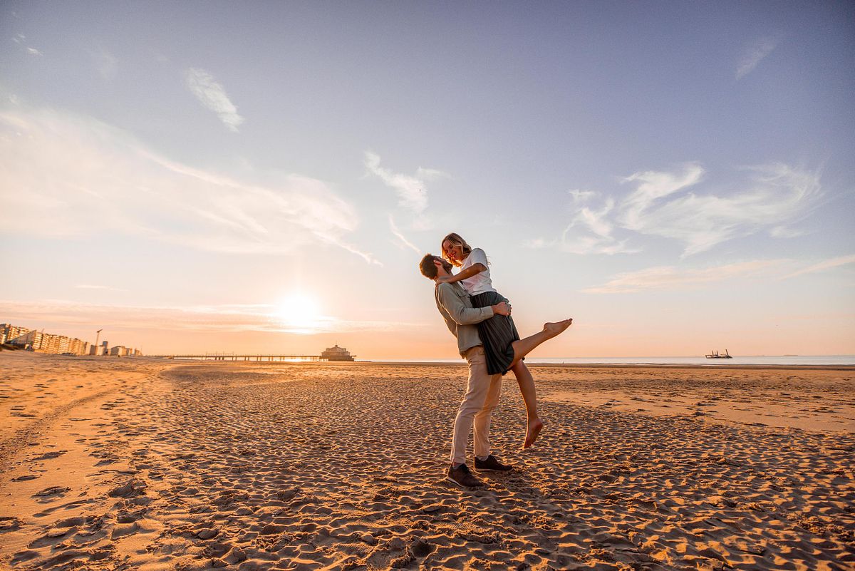 Plezier tijdens een fotoshoot van een koppel