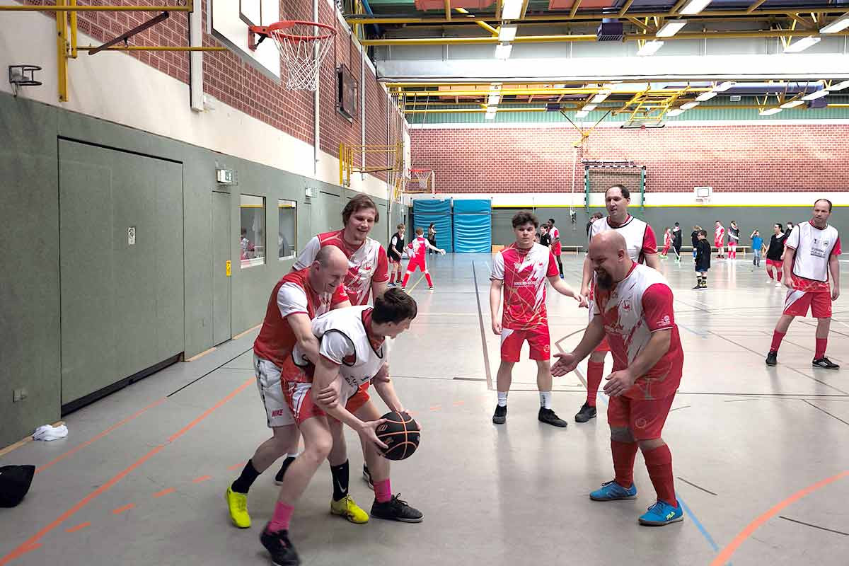 Gemischte Teams beim Fußballspiel der Ibbenbürener Kickers im Training