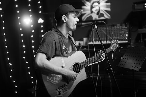Warren Ireland – The Black Market Venue, WarsopThe Black Market Venue lit up last night with the sound of Warren Ireland, one of Nottingham’s finest looping artists, delivering a set that was equal parts inventive and uplifting.Armed with his loop