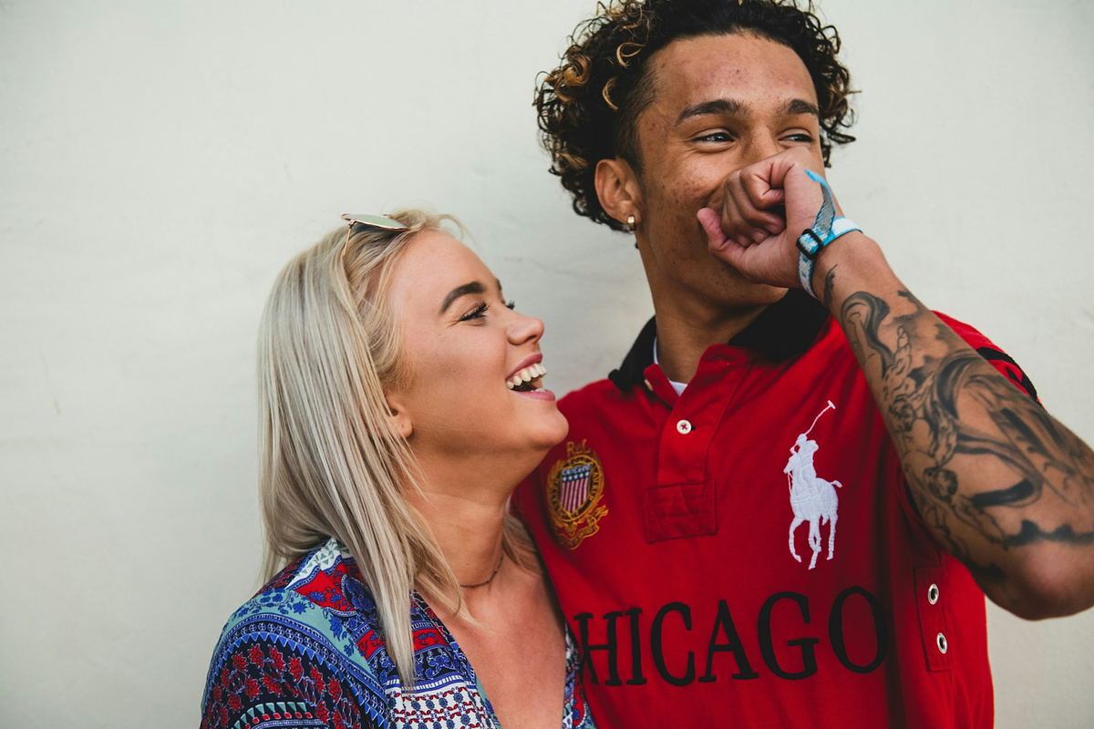 Casais em camisa vermelha temática