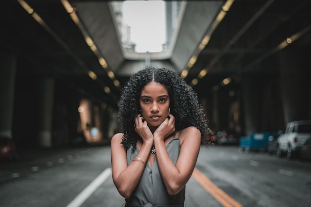 femme faisant une pose sur une route asphaltée