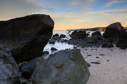 picture of Long Island Sound's rocky shoreline