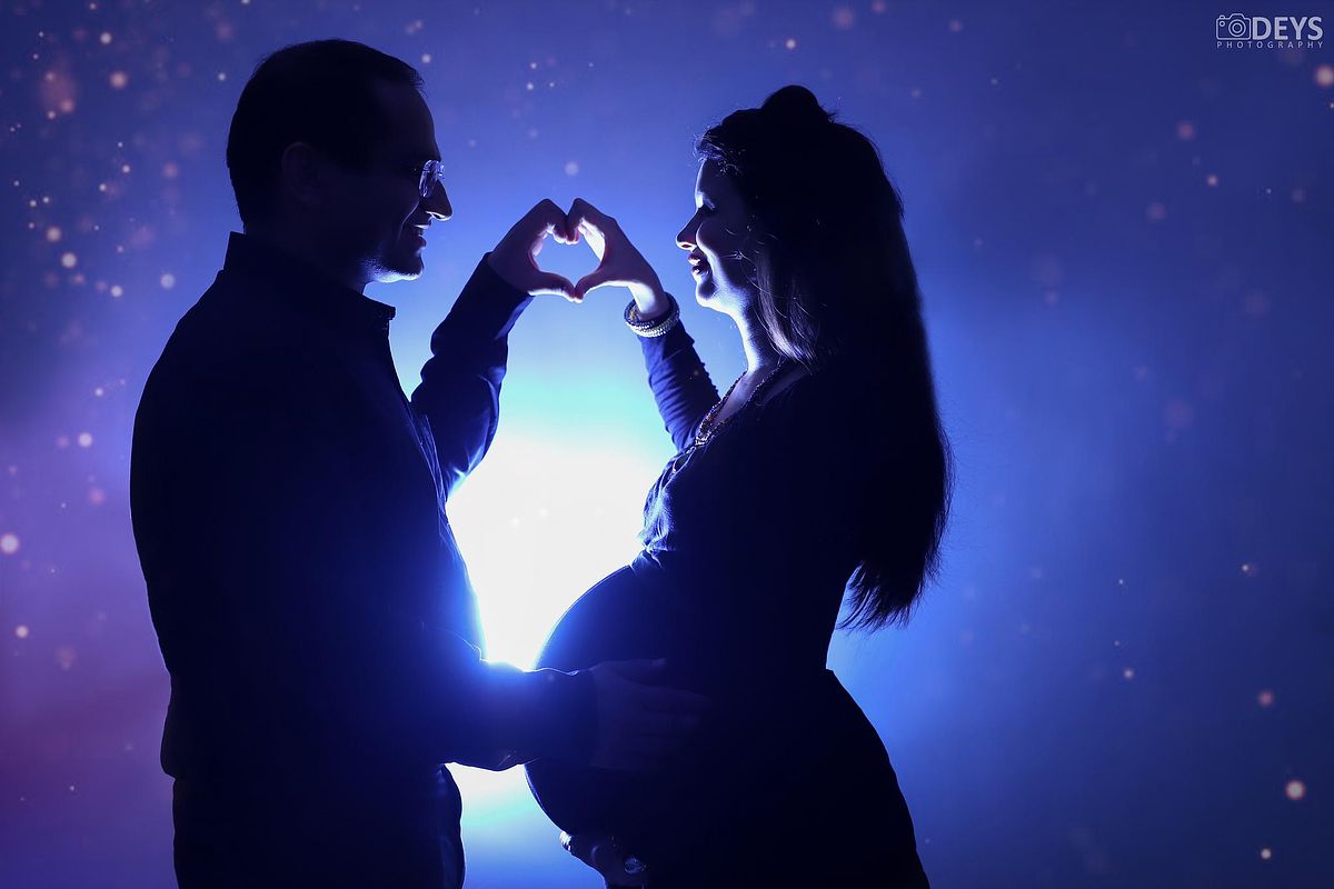 Silhouette pregnant women photoshoot with husband at home