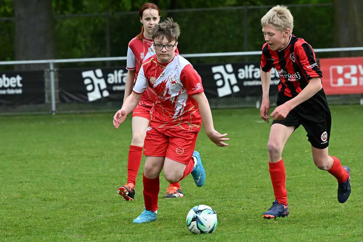 Gemischte Teams aus Kindern, Jugendlichen und Erwachsenen erleben gemeinsam einen fairen und emotionalen Fußballtag in Nijverdal.