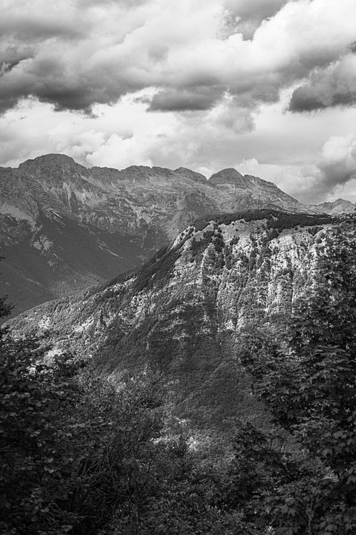 Versant rocheux strié de formations minérales.