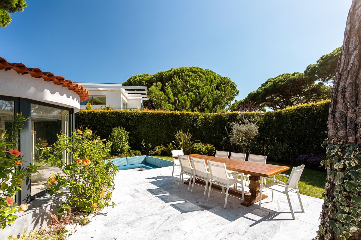 Zona social exterior de moradia V3 na Quinta da Marinha em Cascais integrada no jardim