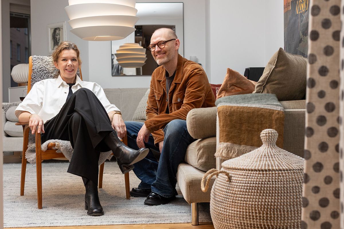 Tv&aring; personer sitter i ett skandinaviskt vardagsrum med textilier och detaljer, fotograferat i redaktionell stil.