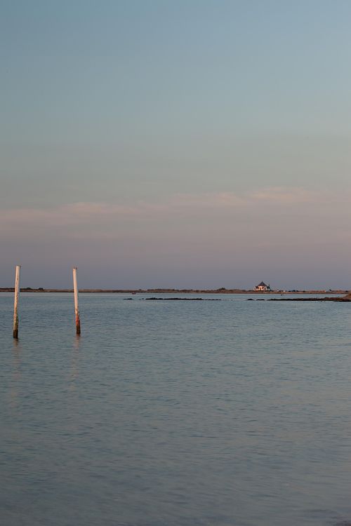 Plage/estran sous ciel coloré.