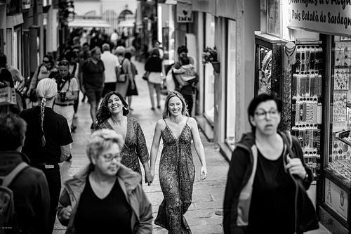 "coppia romantica passeggia mano nella mano per le strade di Alghero"