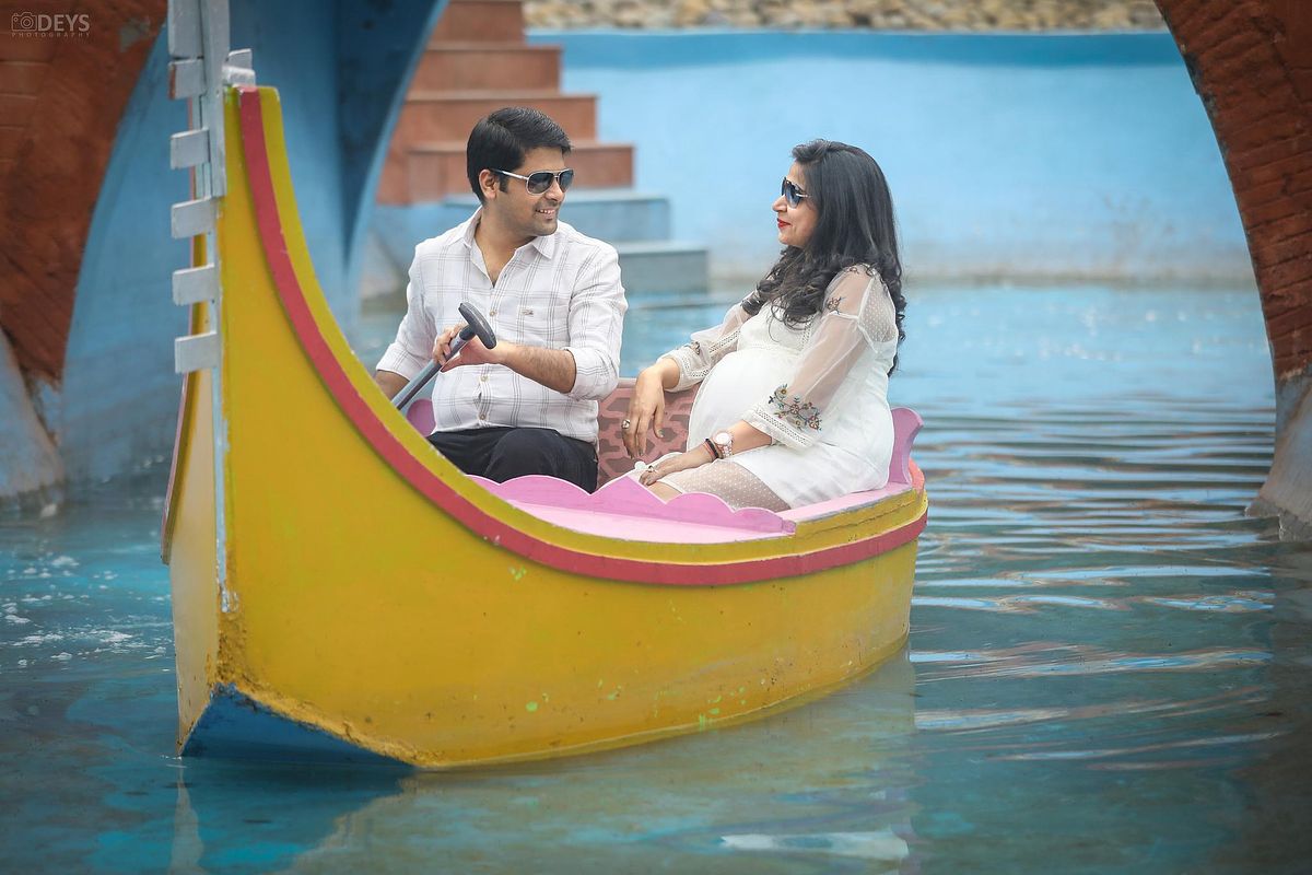 Maternity shoot at boat