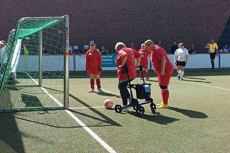 Oma Gunda rockt das Special Olympics Turnier in Essen