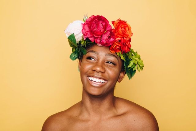Afbeelding van een model met een bloemenhoofdband