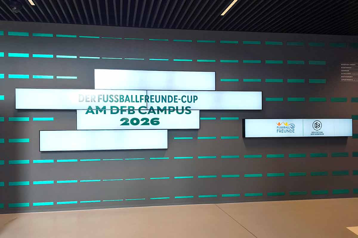 Am Eingang des DFB-Campus der Hinweis auf das Inklusionsturnier