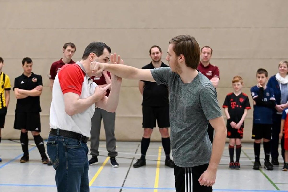 Abbildung zeigt: Auch beim Selbstverteidigungskurs haben die Spielerinnen und Spieler der Ibbenbürener Kickers viel Spaß
